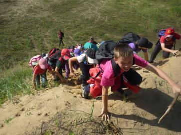 Humanitární pomoc, sbírky Jedním z výchovných záměrů je posilovat u dětí sociální cítění, probudit potřebu pomáhat, ukázat jim, že i oni se mohou dostat do situace, kdy budou