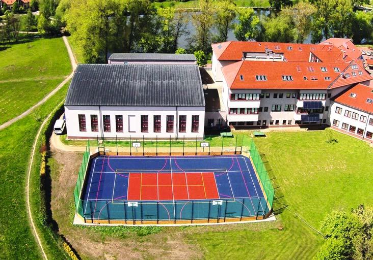 ŠKOLSTVÍ A VZDĚLÁVÁNÍ Nové multifunkční hřiště u ZŠ Jesenice Moderní plocha s umělou trávou