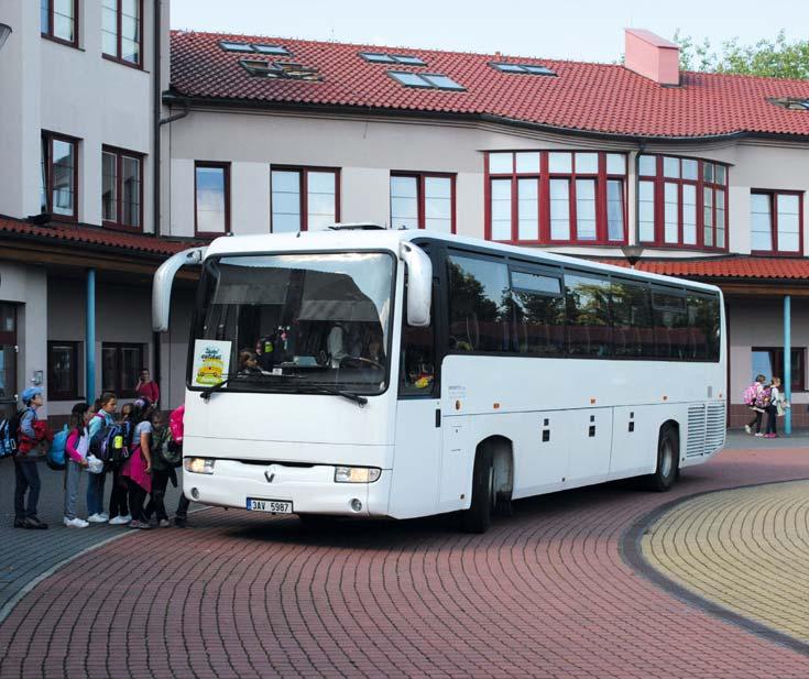 ŠKOLSTVÍ A VZDĚLÁVÁNÍ Jesenický kurýr Školní autobus Rodiče 150 žáků naší školy mají o jednu každodenní starost méně. V září 2016 začal jezdit školní autobus.