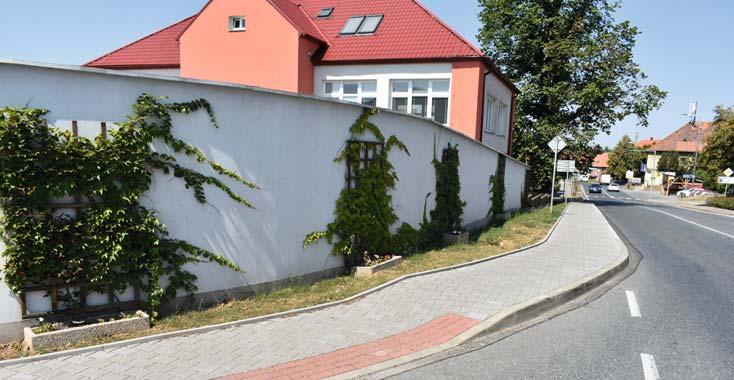 Veřejné osvětlení tohoto chodníku je první svého druhu v Evropě, spoří elektrickou energii a světlo z něj je šetrné k přírodě.