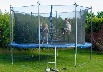 Mezi létajícími předměty byla i velká trampolína. Nikomu se nic nestal. Navrácení koní 17. 6.