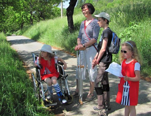 účastníci, spolu s mapkou a popisem trasy na startu.
