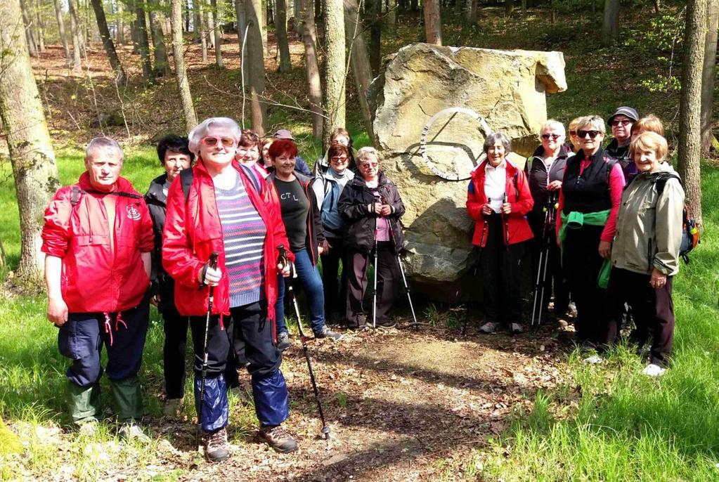 Bolestné kameny - Písek Výlet připravil a vedl vedoucí pěší turistiky Josef Šinágl. Do Písku turisté přijeli vlakem z Českých Budějovic.