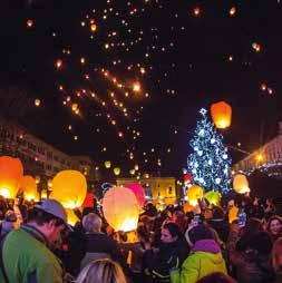 ADVENTNÍ ZÁŽITKY Upřímná srdce opět pomáhají TENTO ROK SE LIDICKÉ NÁMĚSTÍ ZASE ROZZÁŘÍ TISÍCI LAMPIONY PŘÁNÍ. NADAČNÍ FOND UPŘÍMNÉ SRDCE ZDE POŘÁDÁ JIŽ 9.