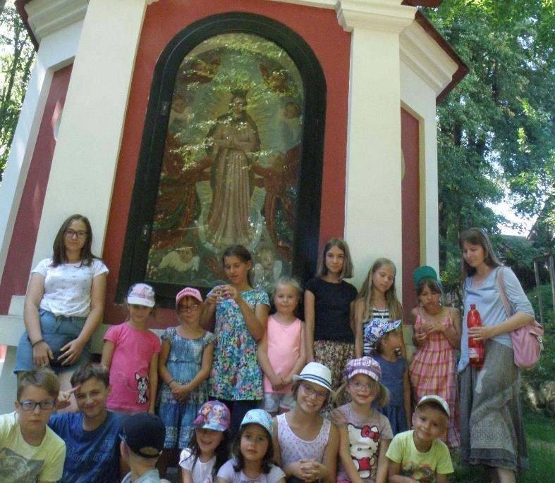PŘÍMĚSTSKÝ TÁBOR "VE SLUŽBÁCH KRÁLOVNY" Od pondělí 6. do pátku 10. srpna se na Klokotech konal už poněkolikáté příměstský tábor, tentokrát pod názvem "Ve službách královny".