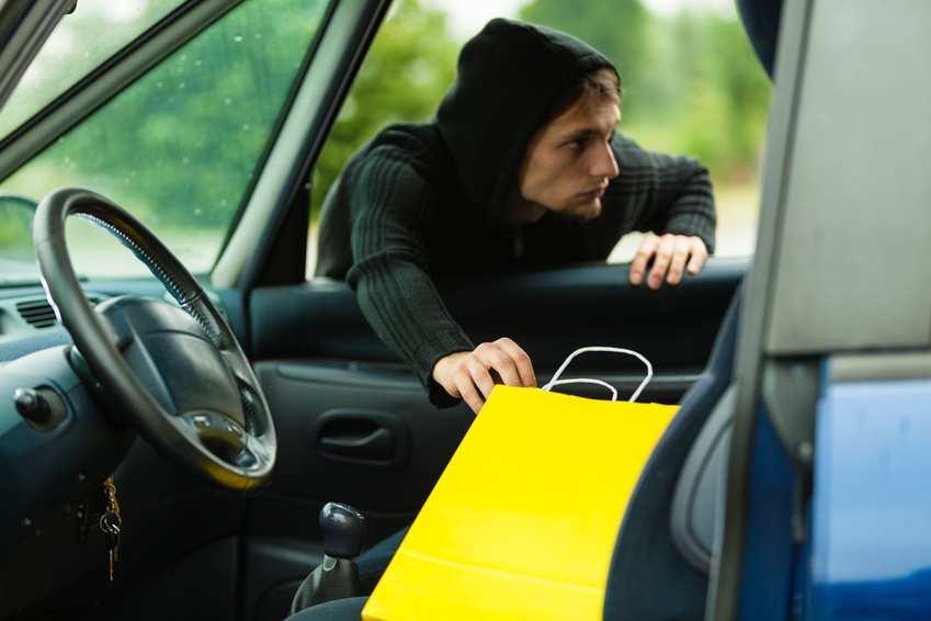 Svůj automobil zamykejte, i když se od