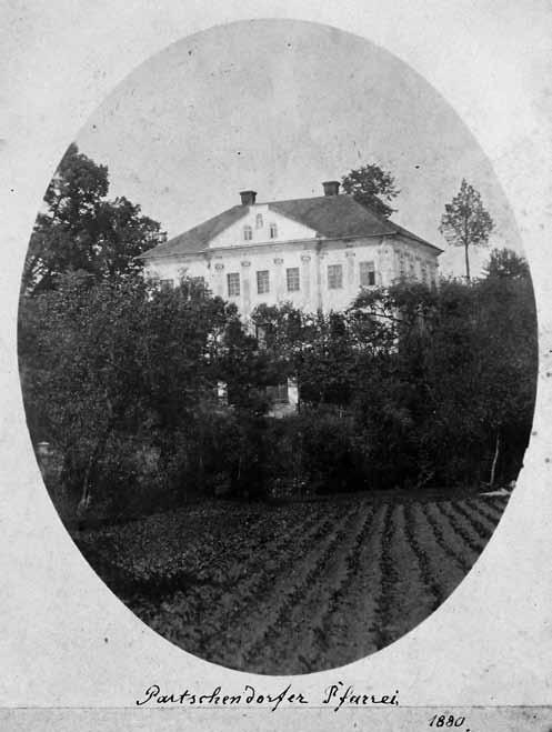 Fara v Bartošovicích POODŘÍ 2/2015 Areál kostela a fary v Bartošovicích před přestavbou kostela v roce 1906. Pamětní kniha farnosti bartošovické. Fara v Bartošovicích po přestavbě, foto, 1880.