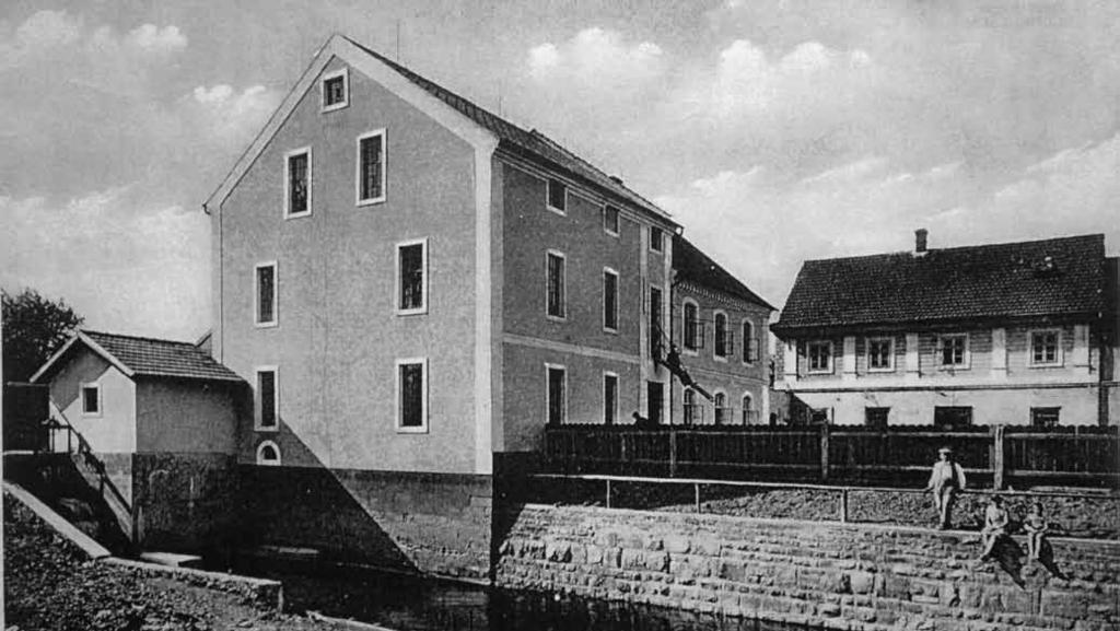 Vodní mlýn v Bartošovicích POODŘÍ 2/2015 Stav mlýna po požáru (po roce 1933). nahrazeny pálenou taškou, obytnou část bylo nutné podřezat a izolovat.