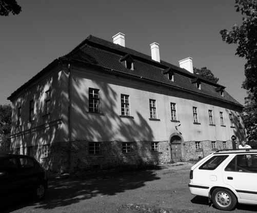 Zámek v Jeseníku nad Odrou POODŘÍ 2/2015 Fasáda zámku před opravou, pohled ze zadní části od parku. kulturním stánkem pro koncerty, hudební večery, besedy a podobně.
