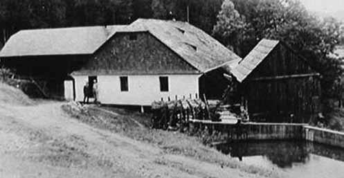 POODŘÍ 2/2015 Varhošť Schwarzmühle na Odře, třicátá léta 20. století. www.libavsko.eu/ historie/varhost Z mlýnů zůstaly jen nepatrné zbytky zdiva a osy kol.