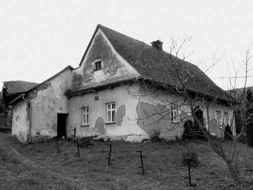 Po stopách J. G. Mendela POODŘÍ 2/2015 Škola před několika lety, vlevo nad okny je viditelná pamětní tabulka. Bývalá fara (Vražné č. p. 152) byla vystavěna jako jednopatrová v r.