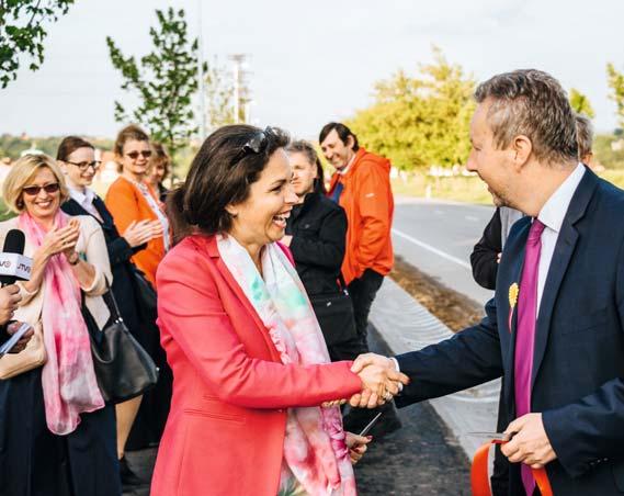 MěÚ INFORMUJE Při historicky prvním Mezinárodním dnu světla jsme převzali unikátní osvětlení na chodníku