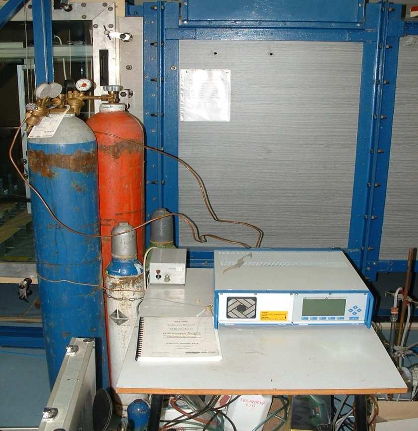 Obr. 7.5: Pohled na FID s příslušnými plynovými tlakovými nádobami FID reaguje na různé uhlovodíky, a to s rozdílnou citlivostí.