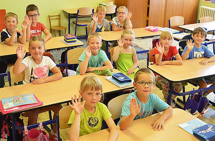 Tento školní rok jsme přivítali do první třídy 13 nových žáků. Není pro ně lehké zvykat si na nové povinnosti. Někteří dojíždějí z okolních vesnic a zvládají to sami autobusem.