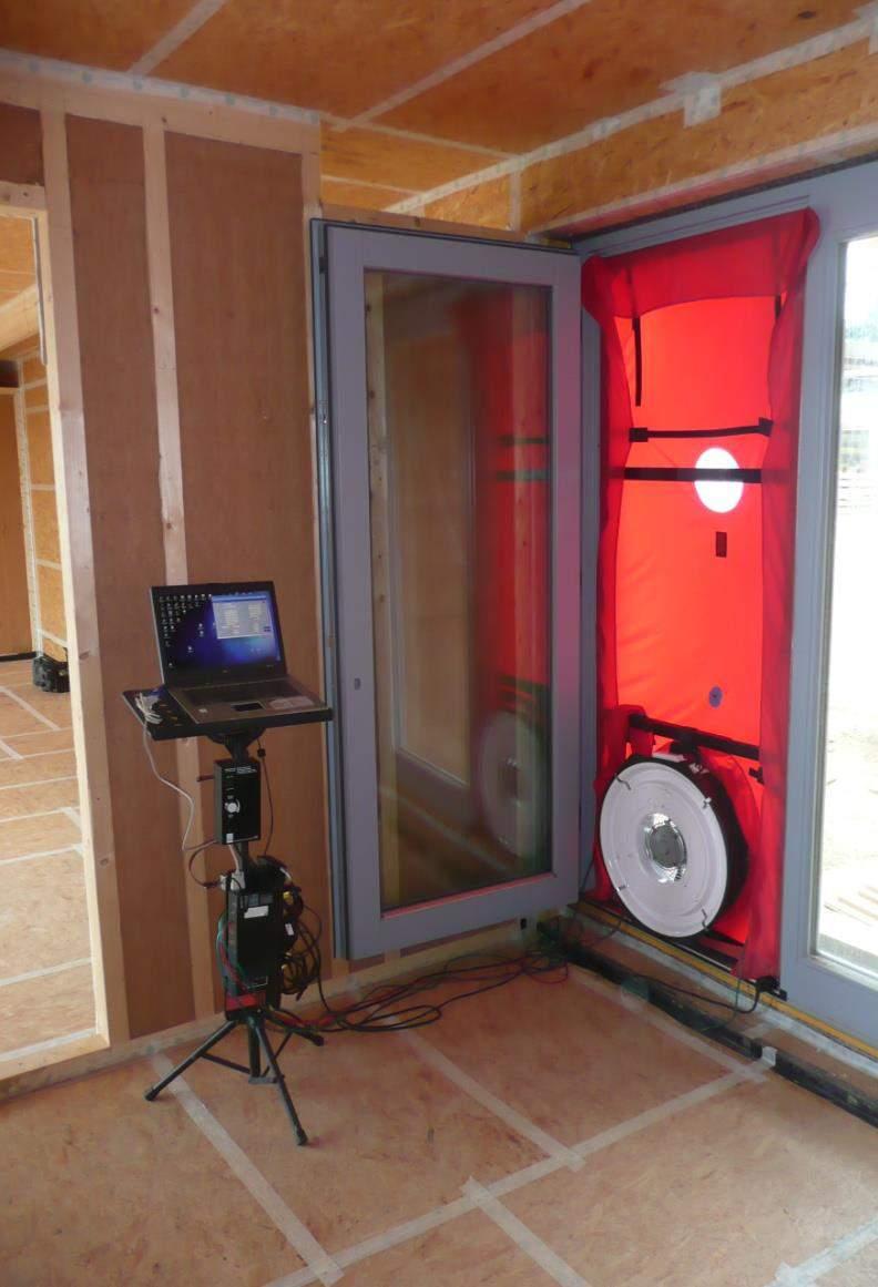 podstata měření BD testu: BLOWER DOOR TEST měření množství vzduchu, které unikne z měřeného prostoru při tlakovém spádu 50 Pa (= silnější vítr) pro NED domy je přípustná výměna 100%/hod pro PD
