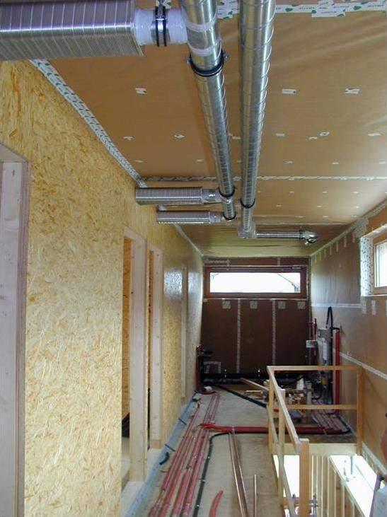 zásady pro navrhování rozvodů vzt rozvody vzduchu: -> co nejkratší a nejpřímější rozvody (tlakové ztráty, čistitelnost) Venkovní Odtah pod stropem páteřní vedení
