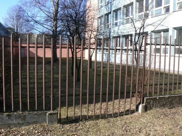 4.3 Stávající systém zabezpečení V níže uvedené části práce je uveden přehled stávajícího zabezpečení objektu školy, mezi který patří zejména mechanický zabezpečovací systém, monitorovací a
