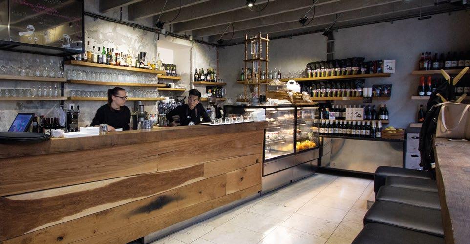 přátelském prostředí. 08.30 18.30 www.monogramespressobar.cz CAFÉ MOMENTA Zelný trh 314/2 V rohové budově přímo na Zelném trhu zve k posezení kavárna Momenta.