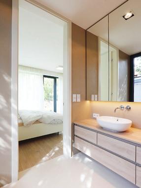 LADĚNÍ BAREV Atelier Kunc Architects je zároveň i autor interiéru laděného do odstínů bílé, krémové a šedé s černou, která se uplatňuje na detailech (svítidla, kuchyňská pracovní deska a stěna za