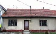 Dům je vybaven fotovoltaickými panely, které jsou alternativním zdrojem elektrické energie.
