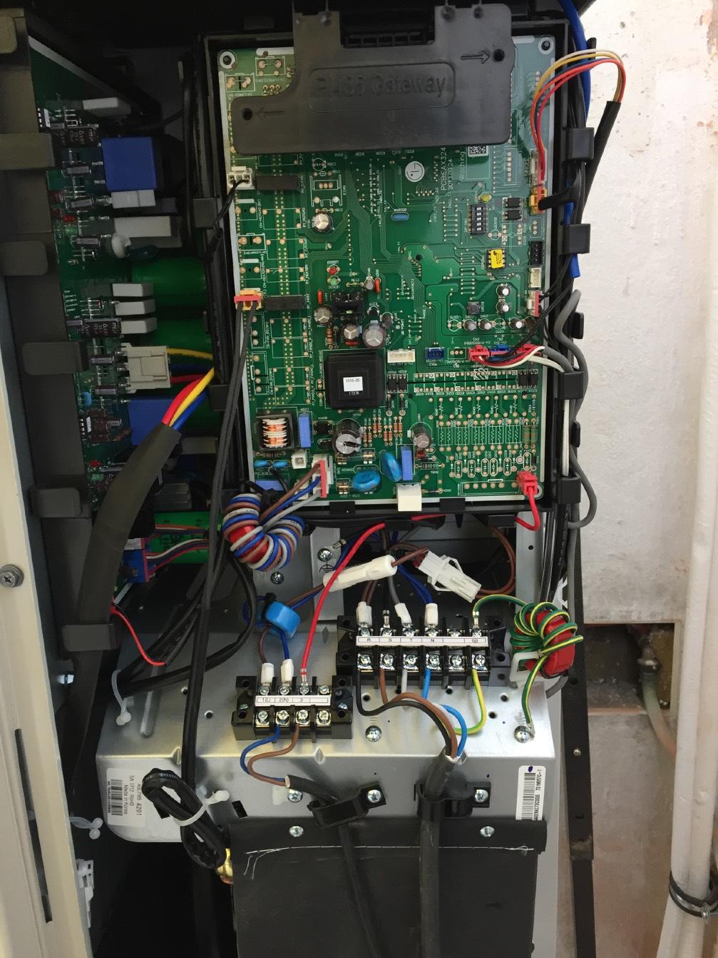 Elektrické připojení venkovní jednotky Venkovní jednotka se připojuje předepsanou el. kabeláží dle typu (výkonu).