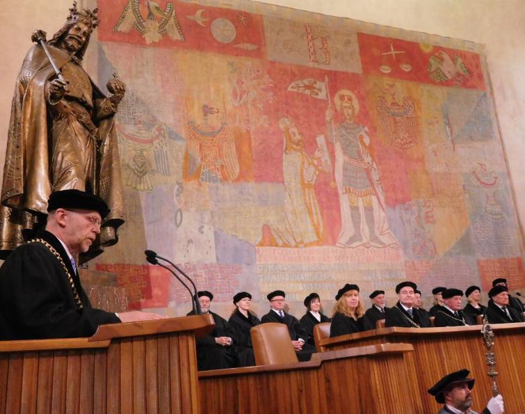 českých granátů a vltavínů. Za práci jsem byl chválen a odměňován. Personální náměstek ale opakovaně požadoval, abych byl jako kádrově neúnosný vytěsněn. Povedlo se to v roce 1980. Pár nápadů, např.