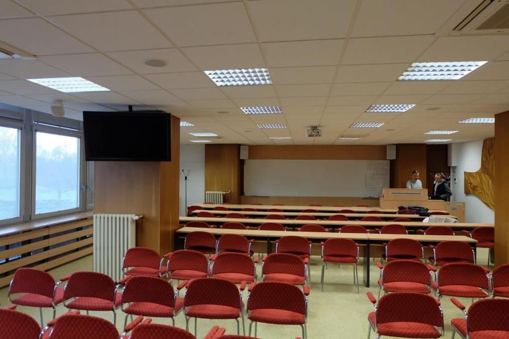 míst na katedře (notebooky) a to jak HDMI, tak VGA; součástí spouštěcí sekvence bude zhasnutí a stažení plátna; součástí ukončovací sekvence bude vytažení plátna a spuštění osvětlení jednotlivé