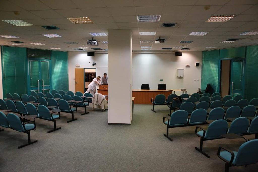 bude řešené jako zabudovaný celistvý panel a konektory v něm budou realizovány formou výměnných modulů; kabeláž bude vedená zakrytovaně v rámci katedry a mimo prostory, kde by mohlo dojít k jejímu