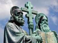 ve své mateřštině stále negramotní. Konstantin a Metoděj ovládali slovanské nářečí z okolí Soluně, a byli tedy pro misijní činnost u Slovanů jazykově velmi dobře vybaveni.