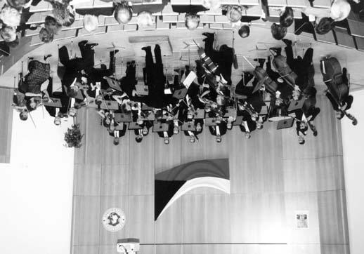 Ludvíkem Kašpárkem (vpravo) slavnostní koncert, na němž vystoupilo pod taktovkou Zbyňka Müllera pardubické filharmonické tělesoasólisté-ludmilapeterkovánaklarinetaalexanderbesanaviolu.