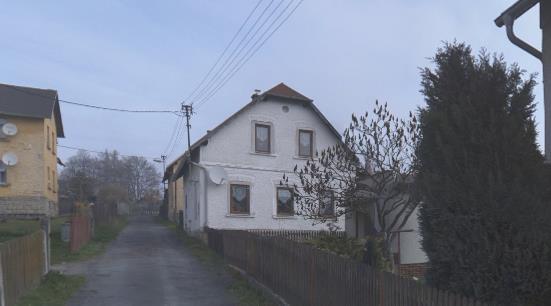 Janáčkova, rodinný dům s jedním nadzemním podlažím a podkrovím, o zastavěné ploše 85m2, užitné započitatelné ploše 120m2, pozemky celkem 440m2. Rodinný dům v dobrém, obdobném stavu 4) Hazlov, okr.
