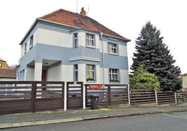 Na dům navazuje zahrada navržená architektem, s ovocnými stromy, chodníčky a altánem.