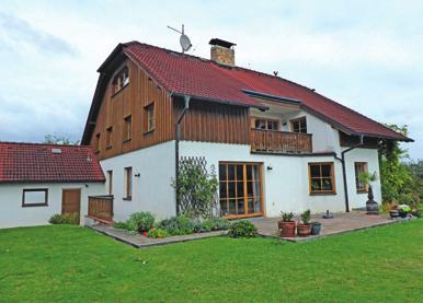 Dům je dispozičně řešen jako velkorysé 6+1, nabízející komfortní bydlení. Na upravené zahradě je k dispozici zděná garáž.