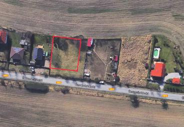 a plyn-sloupek, voda a kanal. v komunikaci 1.939 m2, elektřina a kanal.