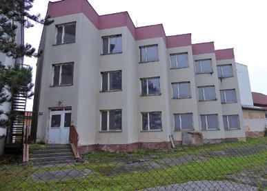 V obou lodích jsou jeřábové dráhy. Podlahy pokrývá beton nebo dlažba.