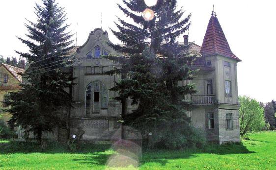 Celá rodina byla postupně zatčena a vězněna, starší ze synů byl popraven v roce 1945 a mladší zemřel o rok později na tuberkulózu.