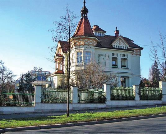 Vila ve Štěnovicích Jako první Vám představujeme prvorepublikovou vilu s velkým pozemkem a krásnou zahradou.