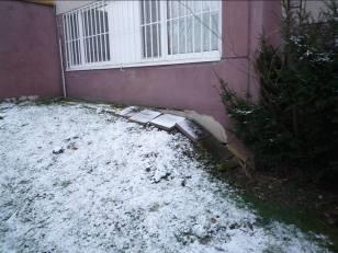 chybí Zanedbanou údržbou zarostl travou Neplní svoji funkci, zadržuje