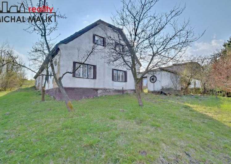 cena Kč/m2 3 825 Jednotková cena 6 429 Kč/m2 Název: Prodej rodinného domu 1 035 m2, pozemek 1 753 m2 Nabízím k prodeji rodinný dům, zemědělskou usedlost na pozemku o velikosti 1753 m2.