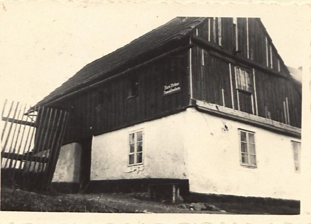 23. března 1934 vstoupil v platnost zákon o snížení kurzu koruny. Důvod tohoto opatření: pozdvihnout zahraniční obchod. Kurz koruny V sobotu 31.