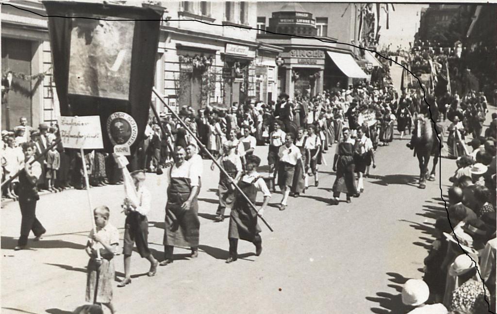 Vedoucí: Gen. představený Al. Ungar č. 196 156b 1935 O školních prázdninách 1935 byly na podlaze tělocvičny v národní škole položeny parkety. Nová podlaha stála 4900.- korun. Tělocvična 22.