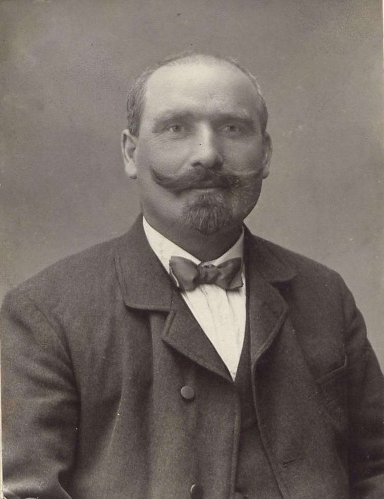 Starosta Johann Zimmer č. 50 Ve dnech 8. a 9. září 1918 probíhala ve třech třídách měšťanské školy válečná výstava pěšího pluku 88. Zároveň se konal koncert vojenské hudby.