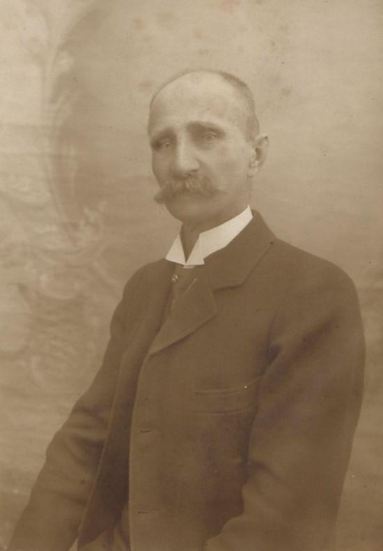 Starosta Franz Karl Leipold č. 15 044a 1920 V roce Jahre 1920 byla vybudována zdejší pobočka skladiště; stavební náklady činily 700.000.- Kč. Postavil ji Ing. stavitel Alois Pörner z Bochova-Tašovic.