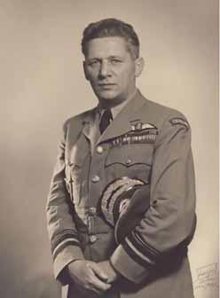 občanem, který kdy získal maršálskou hodnost (Air Marshal).