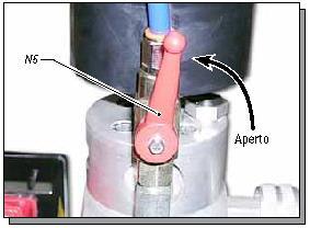 Odpojte kabel napájení (N4). Uvolněte bezpečnostní zarážku (N1), nasměrujte proti nádobce s produktem a stiskněte spoušť pro vypuštění tlaku. Nakonec znovu zajistěte bezpečnostní zarážku.