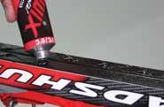 KX30 nebo KX35 se často používají jako střední vrstva pod KX45, K22, K21S, KX65 a KX75. 3. Opatrně zažehlete první vrstvu klistru do skluznice lyže.