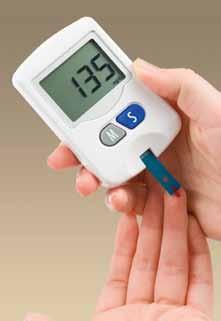 7.1 Stanovení glykemie glukometrem Glukometry jsou automatické přístroje, kde se měření spouští po nanesení kapky krve na testovací proužek vložený do glukometru.