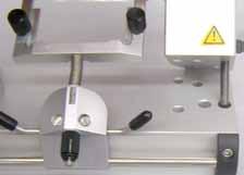 Upínací čelisti jsou od výrobce instalovány na držáku nože s roztečí 64 mm. V případě potřeby je možné obě upínací čelisti posunout na rozteč 84 mm.