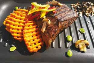 Steak vyjmeme, posypeme zauzenou solí, zabalíme do alobalu a