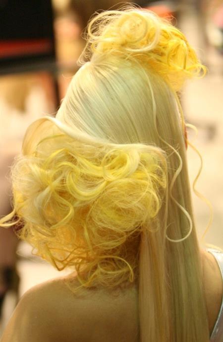 2. kolo Long Hair down úprava dlouhých vlasů na živém modelu Požadavky: moderní styling na živém modelu s dlouhými vlasy, ŽÁDNÉ VYČESANÉ ÚČESY Délka vlasů: